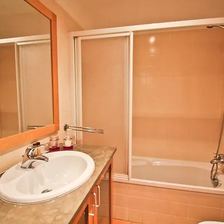아파트 T1 Em Com Piscina E Garagem 라고스